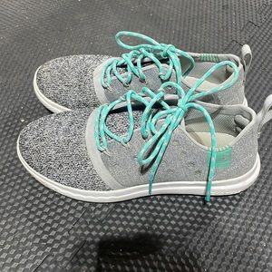 Womens Under Armour size 6 sneaker